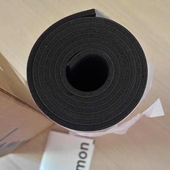 (BRAND NEW in box) Lululemon Black Arise 5mm Yoga Mat - Picture 2 of 2